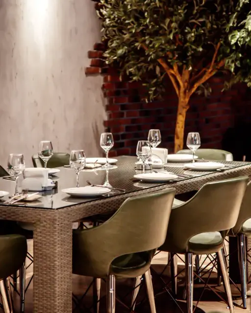 Photo de la salle du restaurant, briques et terrasse