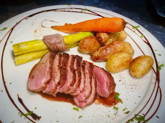 Magret de canard photographié en cuisine au téléphone