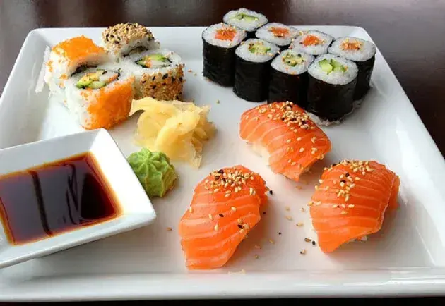 Plateau de sushis photographié au téléphone, lumière terne